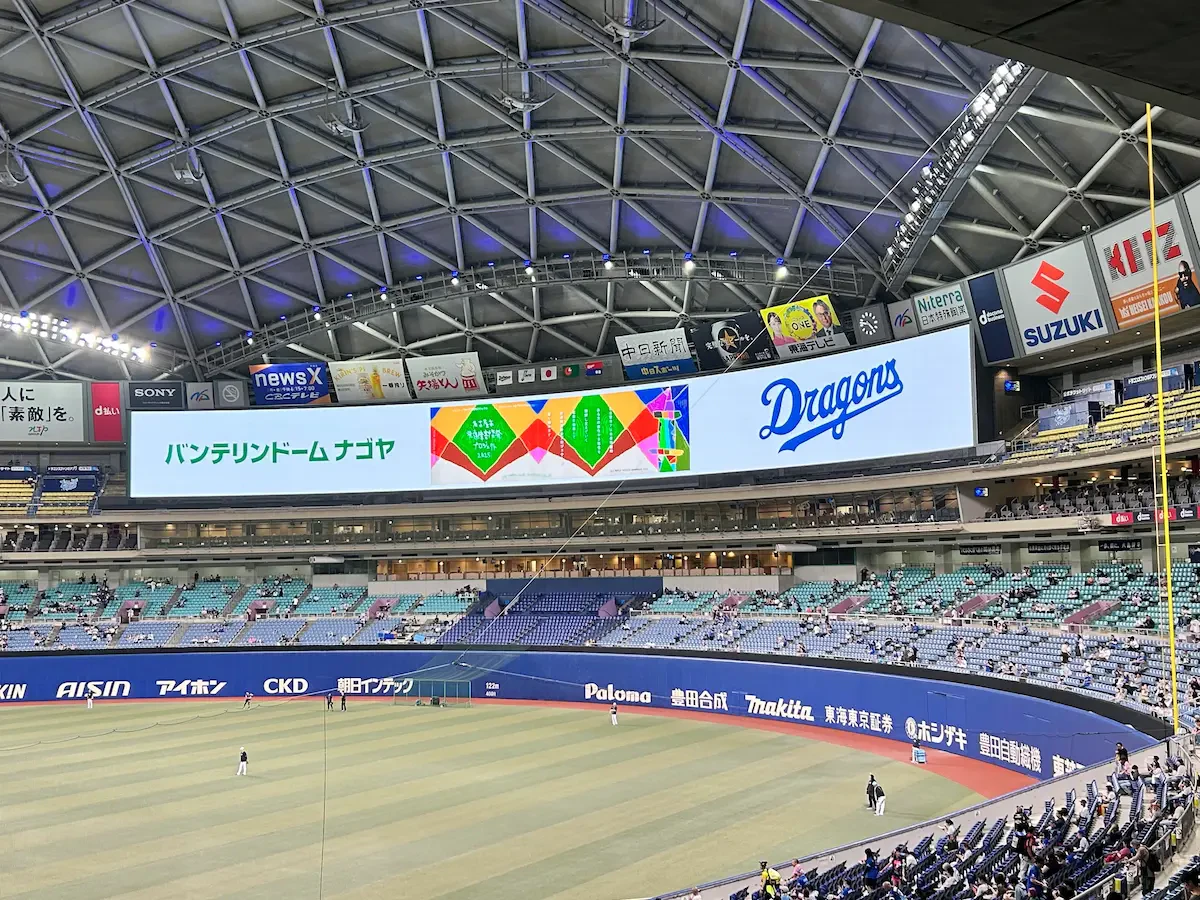 バンテリンドーム ナゴヤの巨大スクリーンに映し出された、安井陸斗さんのアール・ブリュット作品の写真