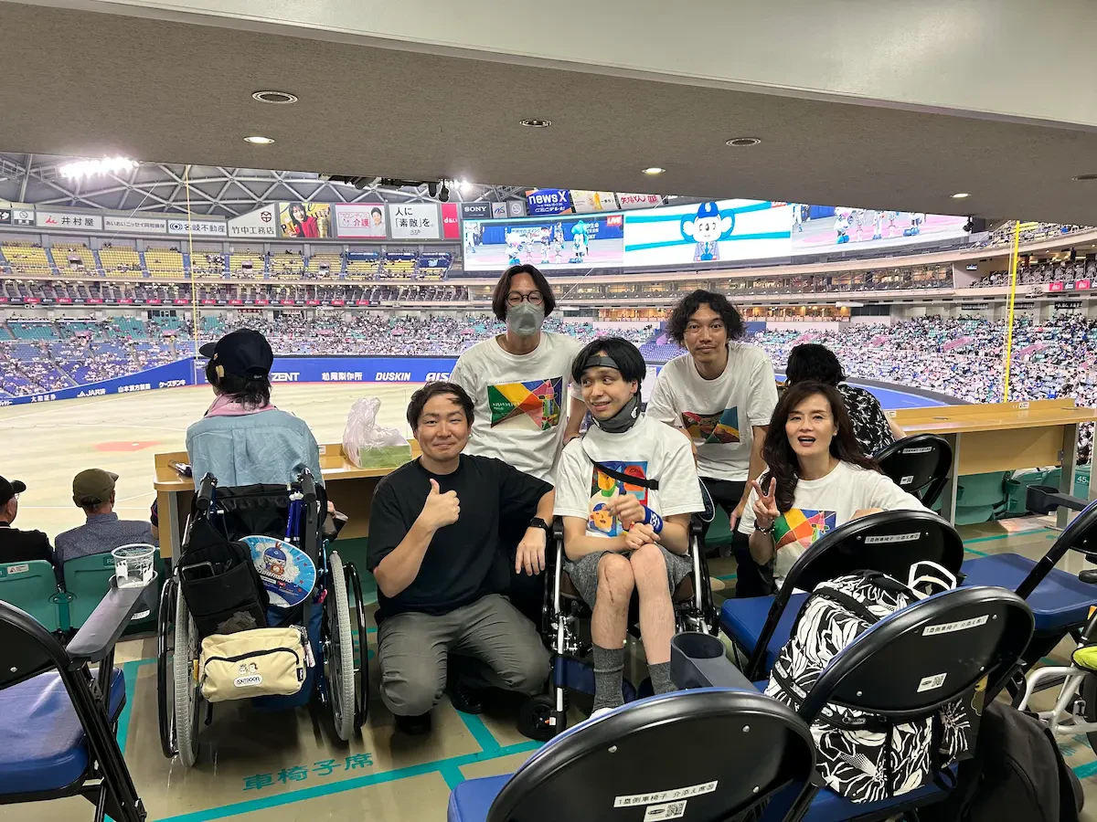 バンテリンドーム ナゴヤ内にて、安井陸斗さんと安井陸斗さんのお母さまと男性3名が映った集合写真