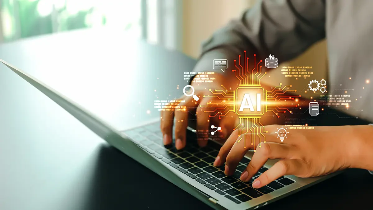 ノートパソコンでAI対応のプログラミングを行っているイメージ画像