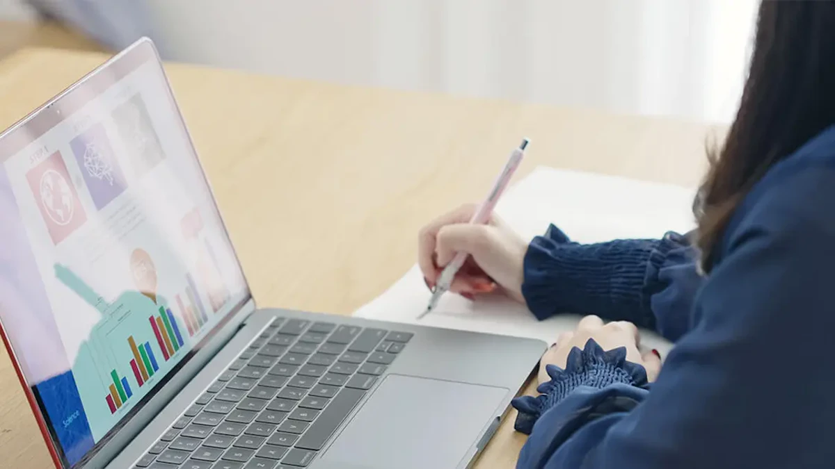 パソコンで動画を見ながら学習している様子を示した画像