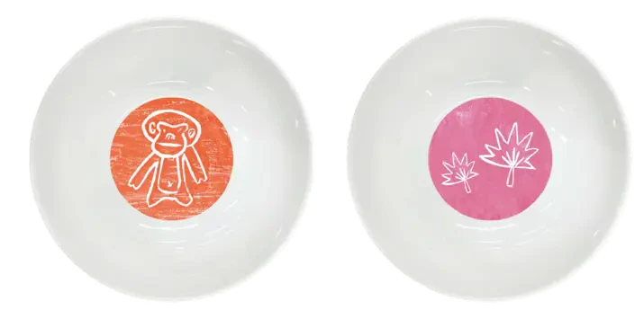 竹林さんのデザインした2種類の小鉢の写真。左は猿の絵柄で右は紅葉の絵柄。