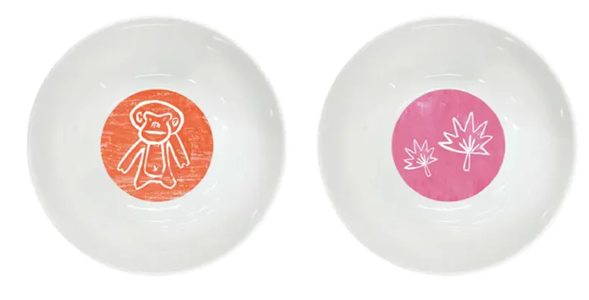 竹林さんのデザインした2種類の小鉢の写真。左は猿の絵柄で右は紅葉の絵柄。