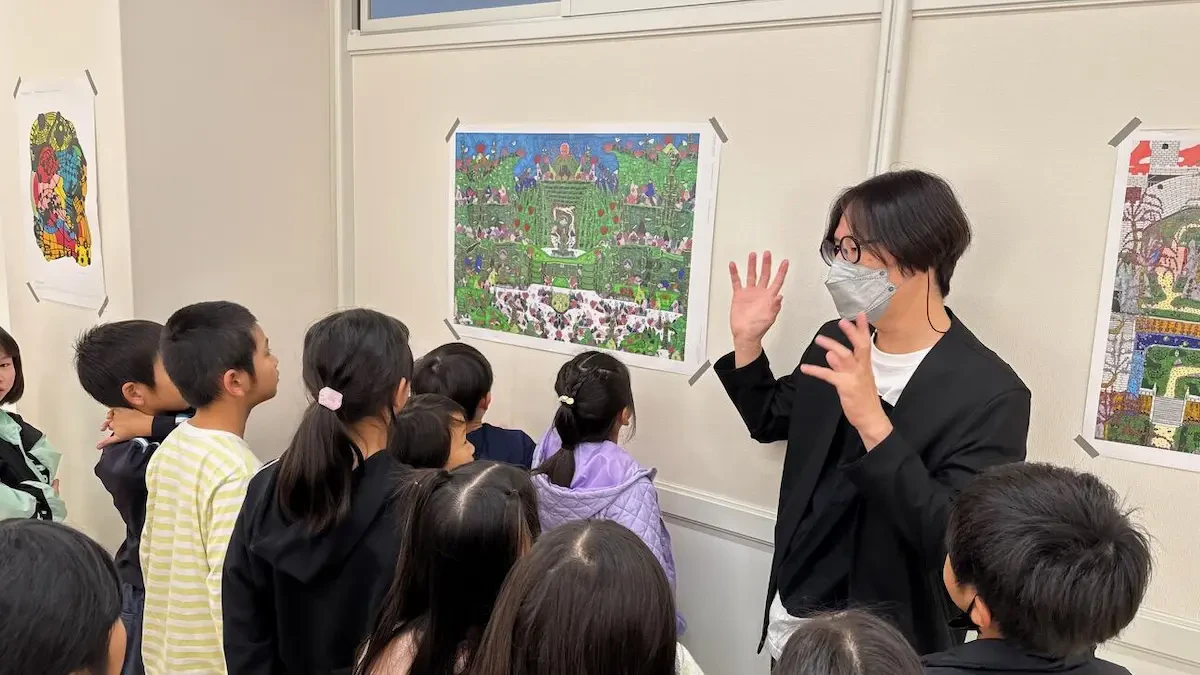 当社のアール・ブリュット活動について説明している様子の写真