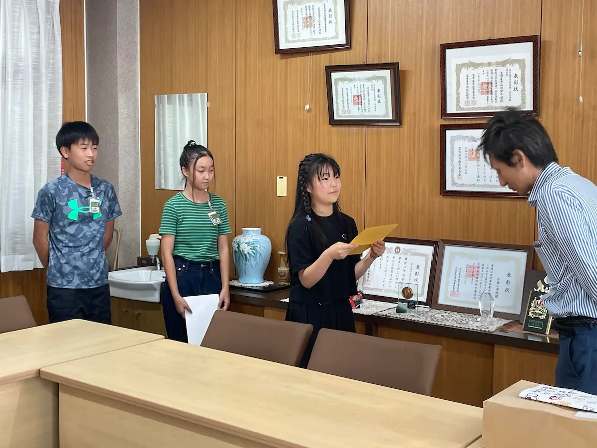 白金小学校児童会より感謝の手紙を受け取っている様子の写真