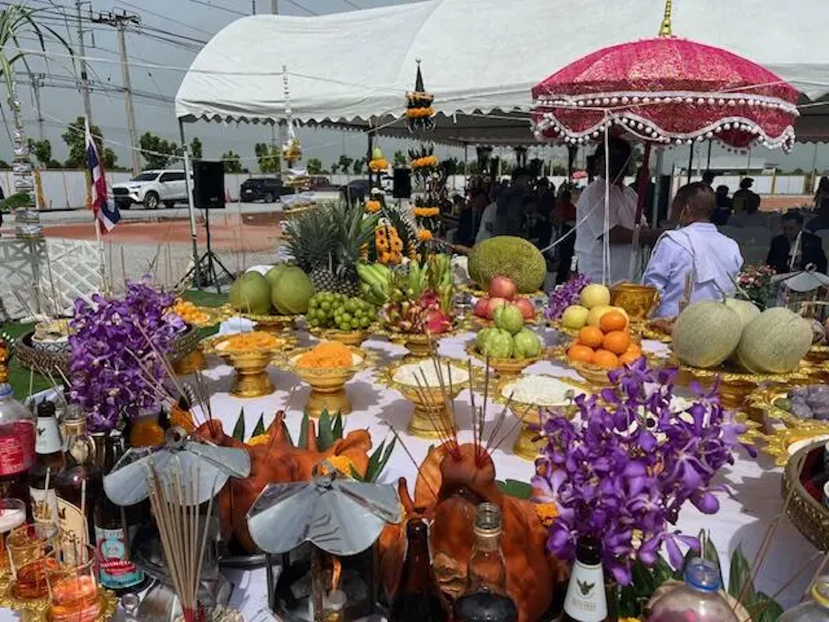 地鎮祭の様子の写真。祭壇には果物や花を飾り、華々しい装飾の祭壇が映っています。