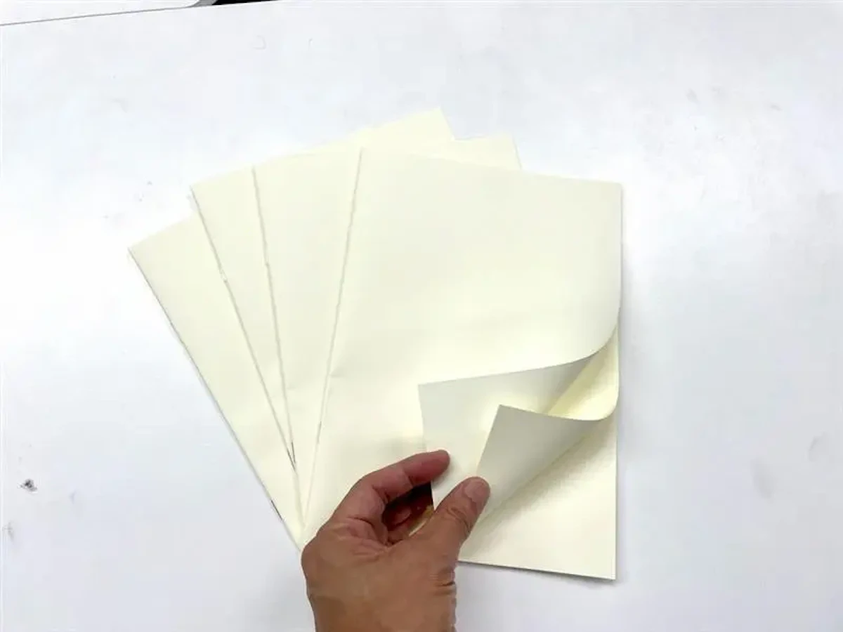 当社工場見学の記念にプレゼントした残紙を活用した無地のノートの写真