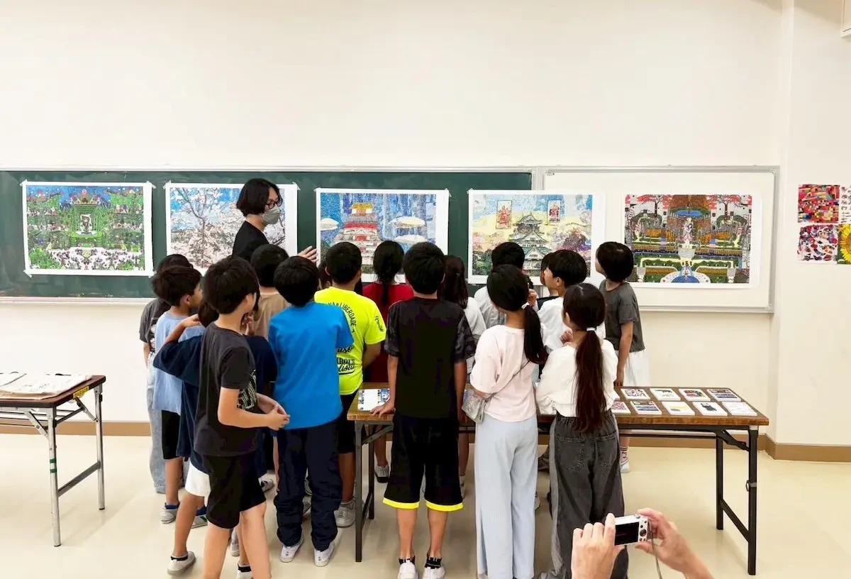 展示されている作品について学生たちにも間近で見ていただきながら作品ひとつひとつに込められた作家の想いを紹介している様子の写真