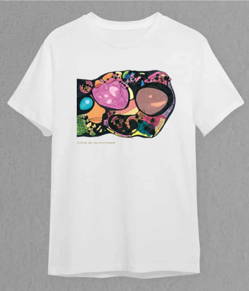 あべくるみさんの作品がデザインされた白色のTシャツの写真