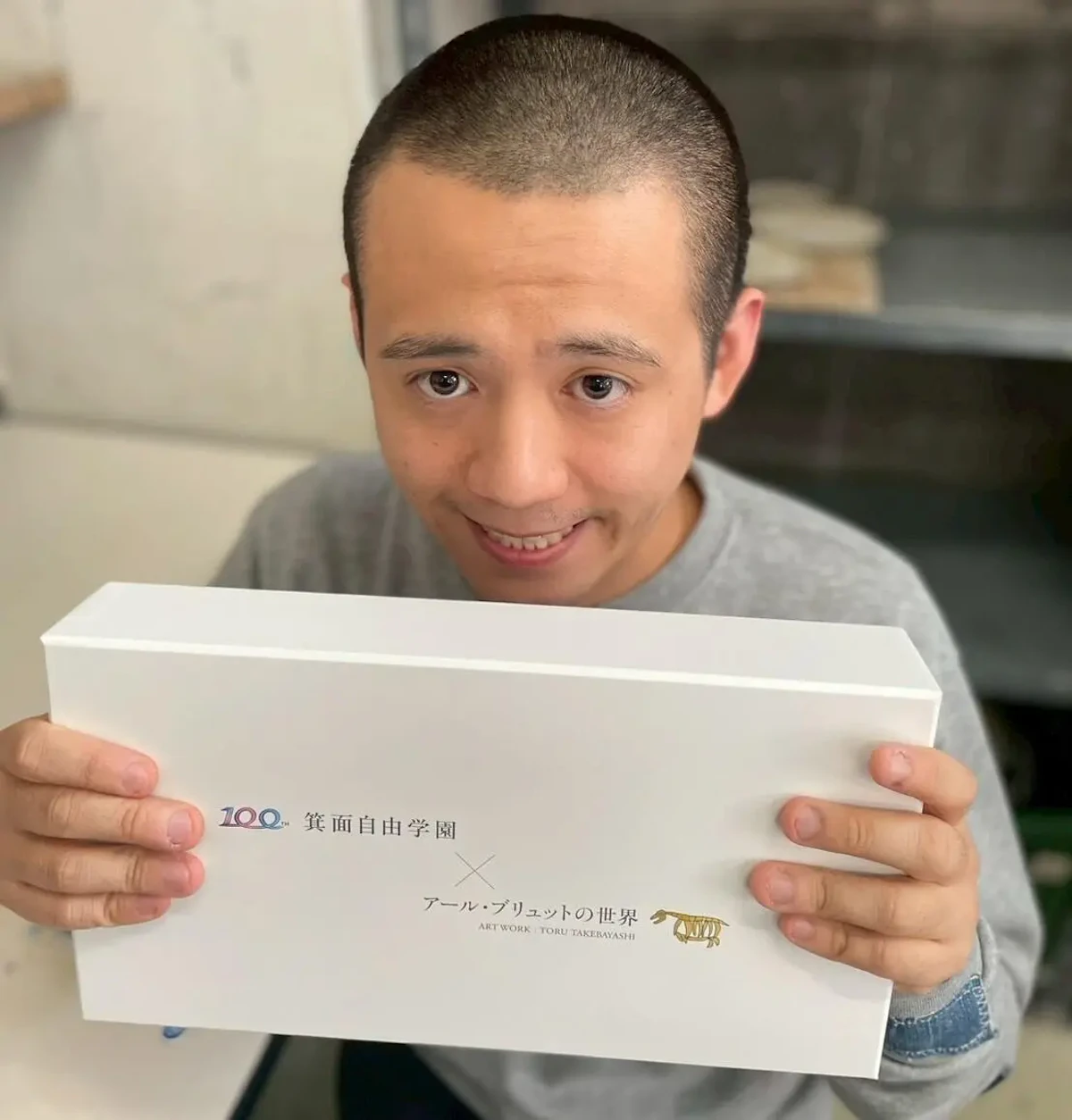 竹林さんが特製の貼り箱を持っている写真