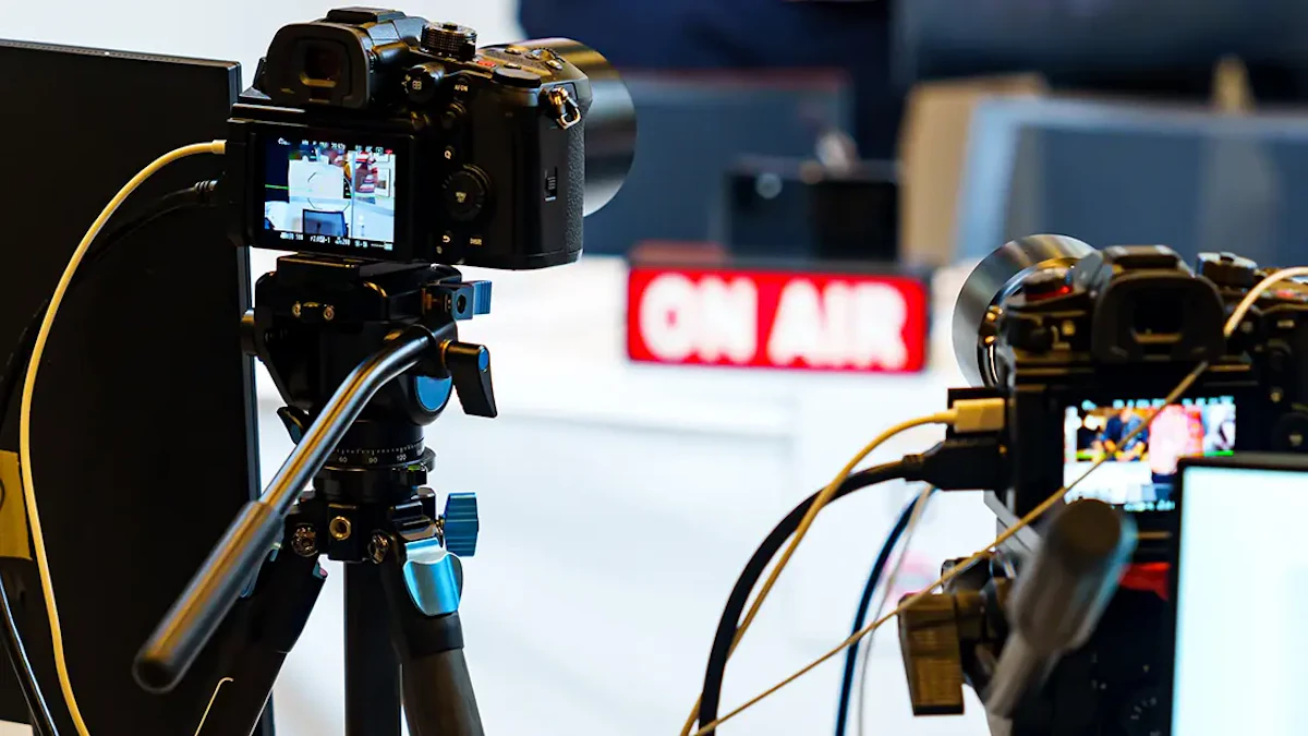 2台のカメラが並び、ライブ配信の様子を示したイメージ画像
