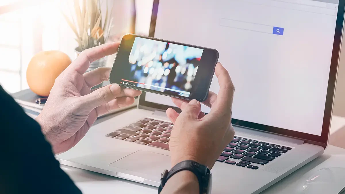 スマートフォンで動画を閲覧している様子を示した画像