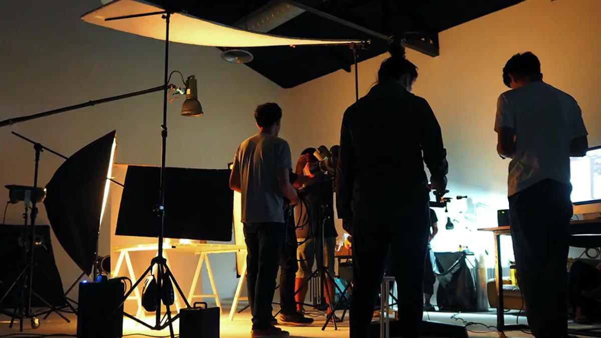 カメラや機材が並び、動画撮影を行っているイメージ画像