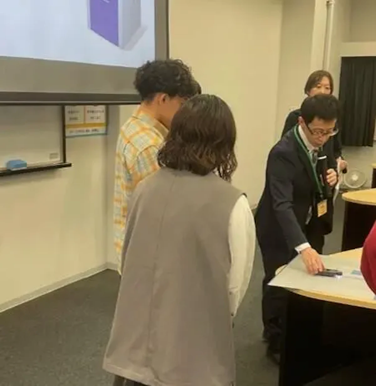 印刷のしくみについて学生たちに説明している様子の写真