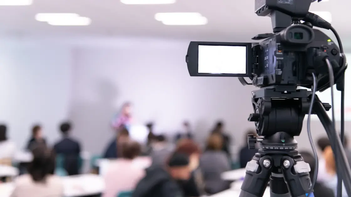 講演会・セミナー・ウェビナーをライブ配信しているイメージ画像