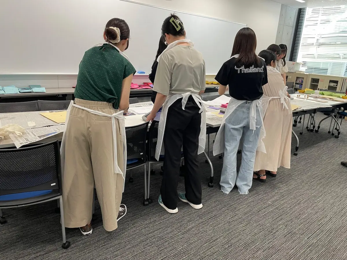 愛知大学「愛LAND」様の学生たちが商品開発を行っている様子の写真