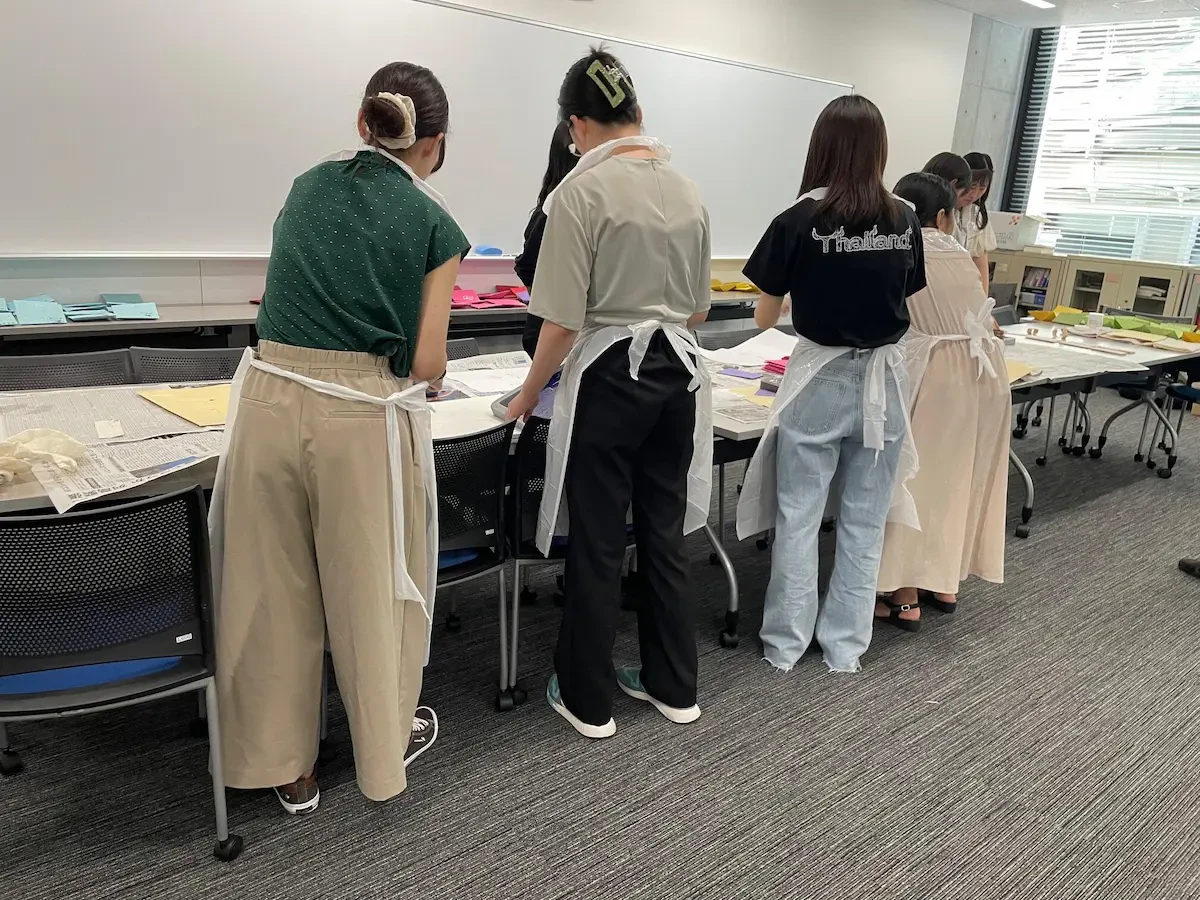 愛知大学「愛LAND」様の学生たちが商品開発を行っている様子の写真