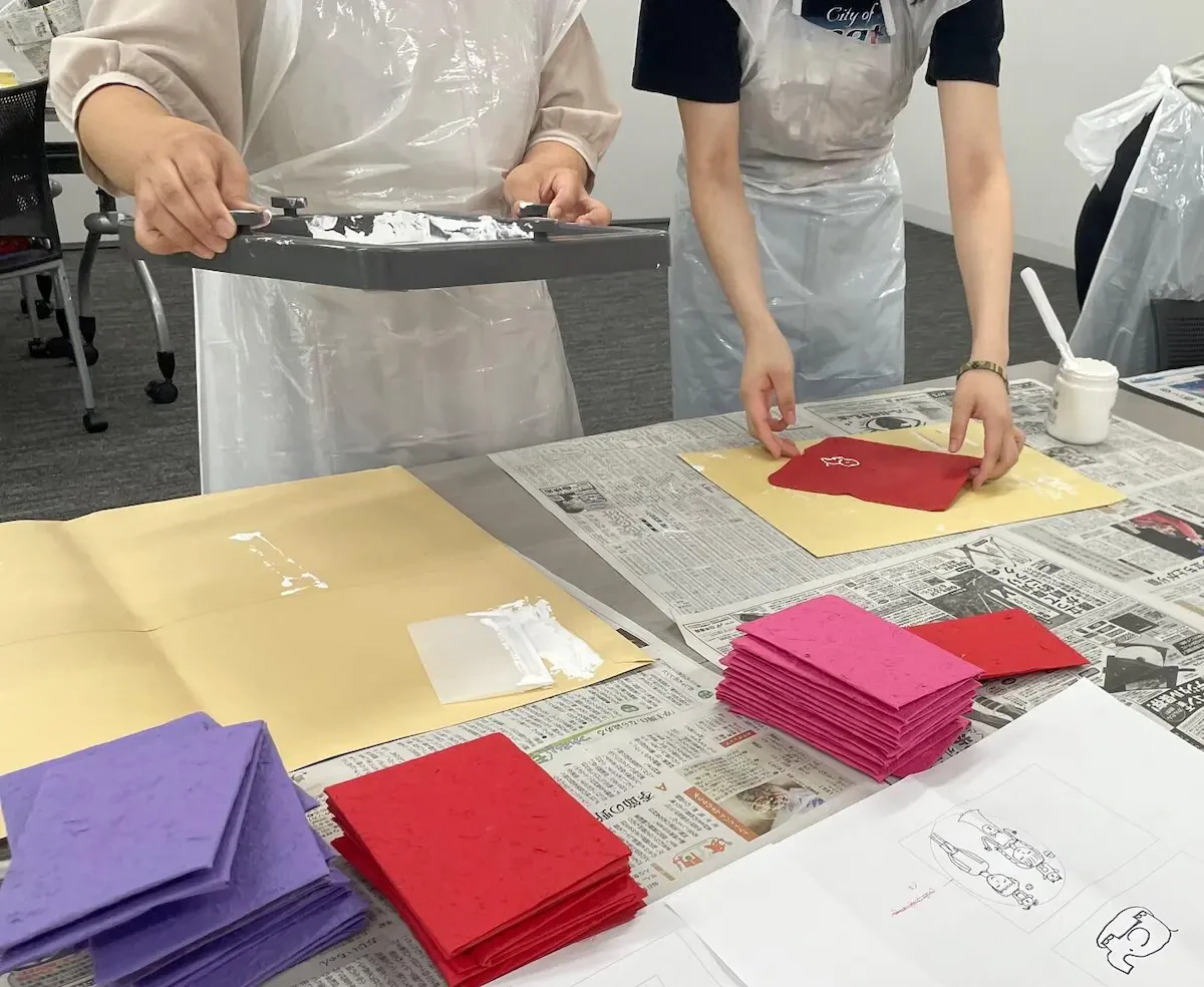 「プープーペーパー」を使った商品製作に取り組んでいる写真