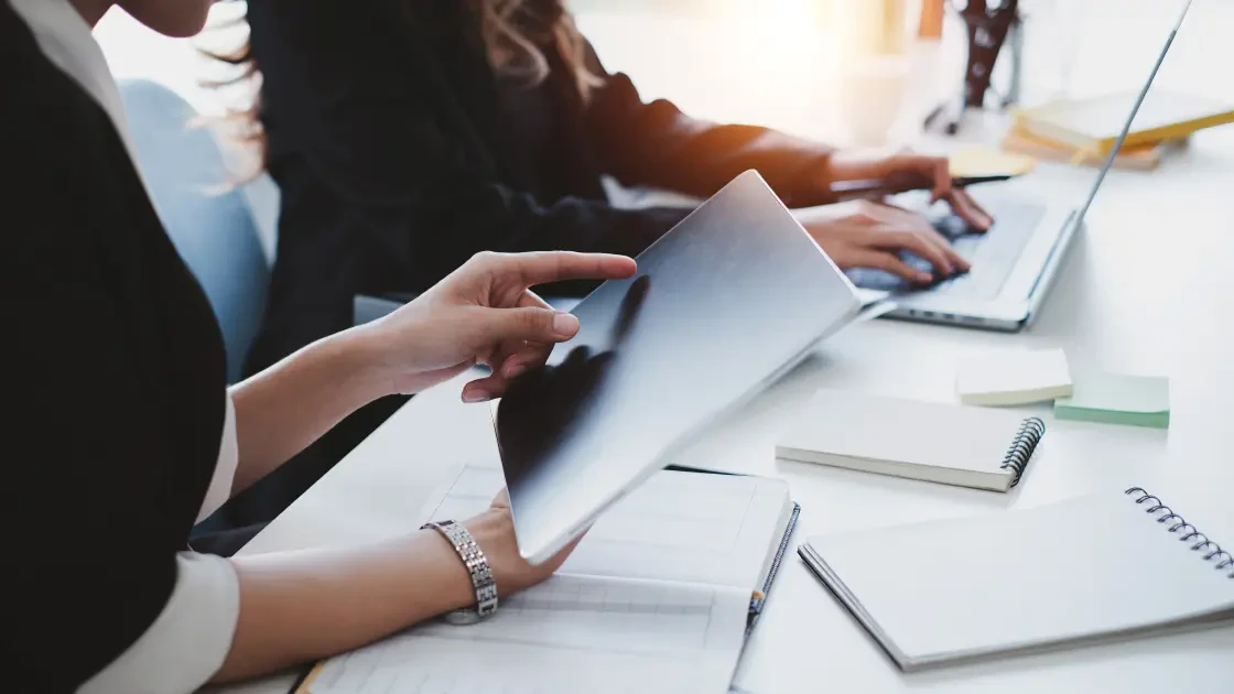 動画制作の打ち合わせを行っているイメージ画像