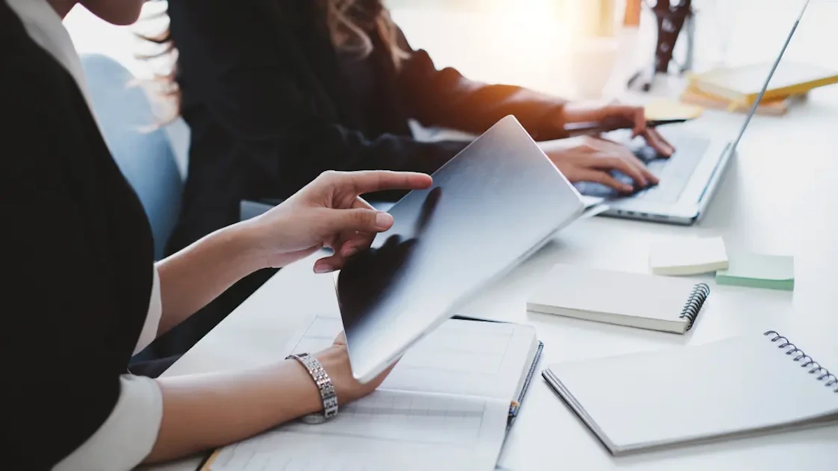 動画制作の打ち合わせを行っているイメージ画像