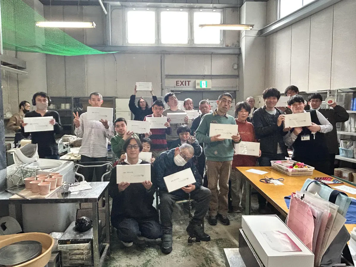 完成した記念品を手にした関係者の皆さんの記念撮影の写真