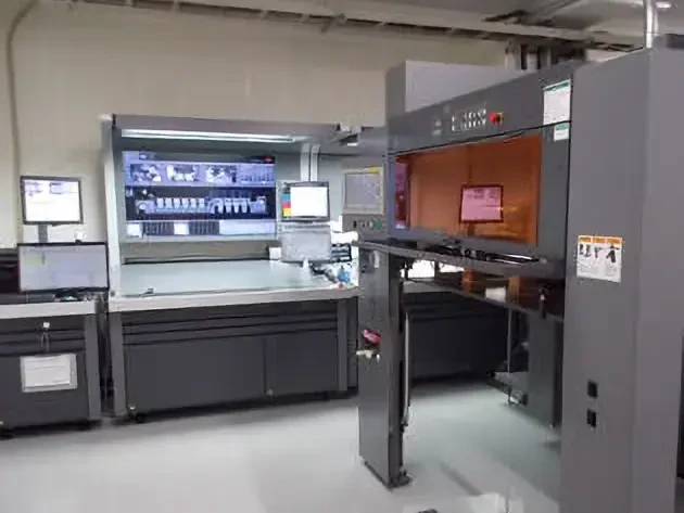 リョービMHIグラフィックテクノロジー菊全判両面兼用10色オフセットLED-UV印刷機の画像