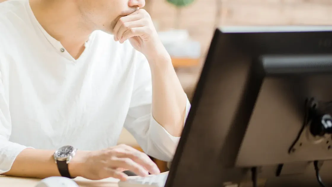 パソコンのモニターで動画校正を行っているイメージ画像