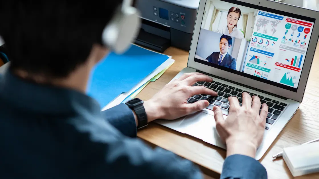 ノートパソコンでライブ配信に参加している様子を示したイメージ画像