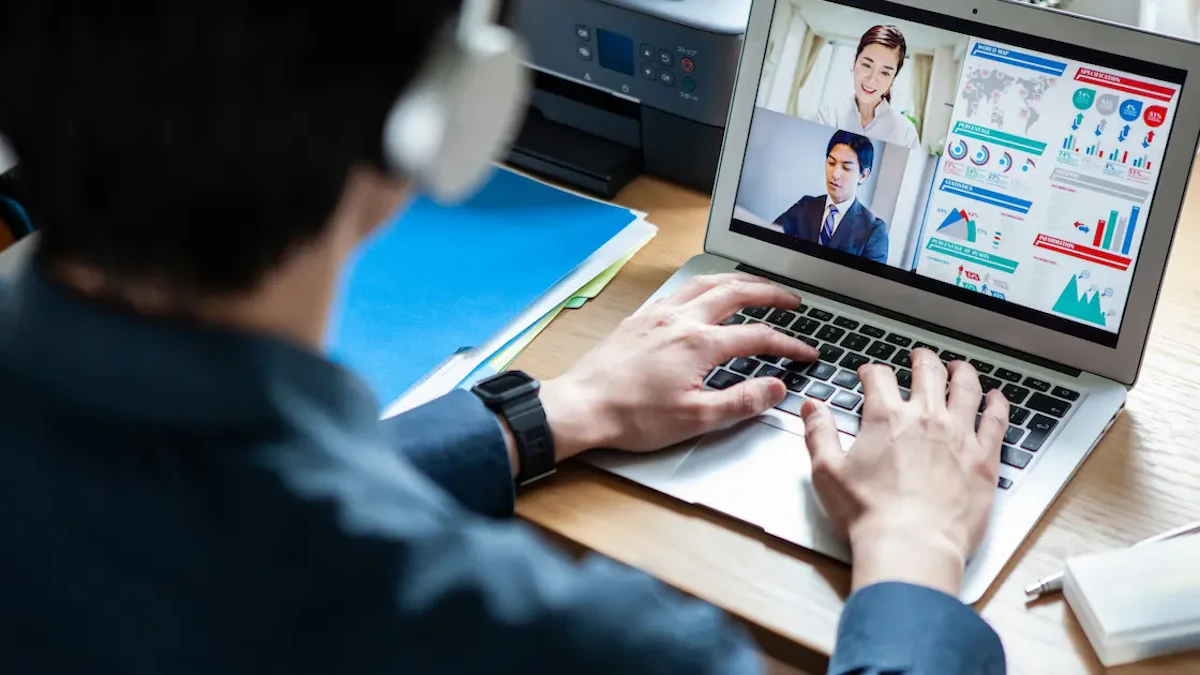 ノートパソコンでライブ配信に参加している様子を示したイメージ画像