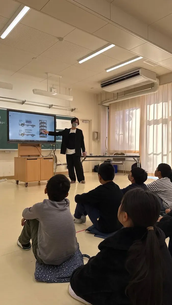 教室のモニターを使いながら、これまでのアール・ブリュット作品を紹介している様子の写真