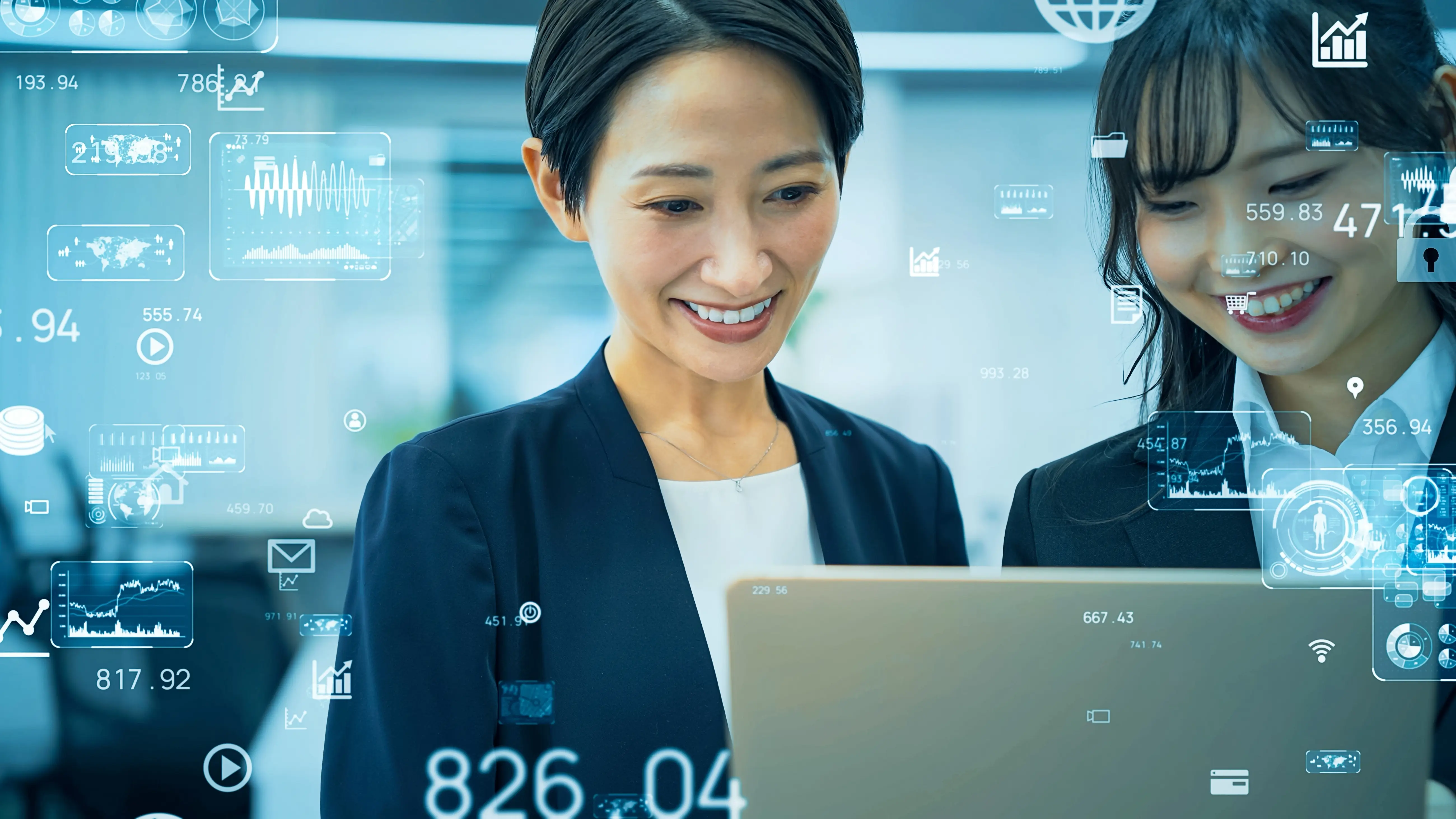 二人の女性がノートパソコンでVRコンテンツを閲覧しているイメージ