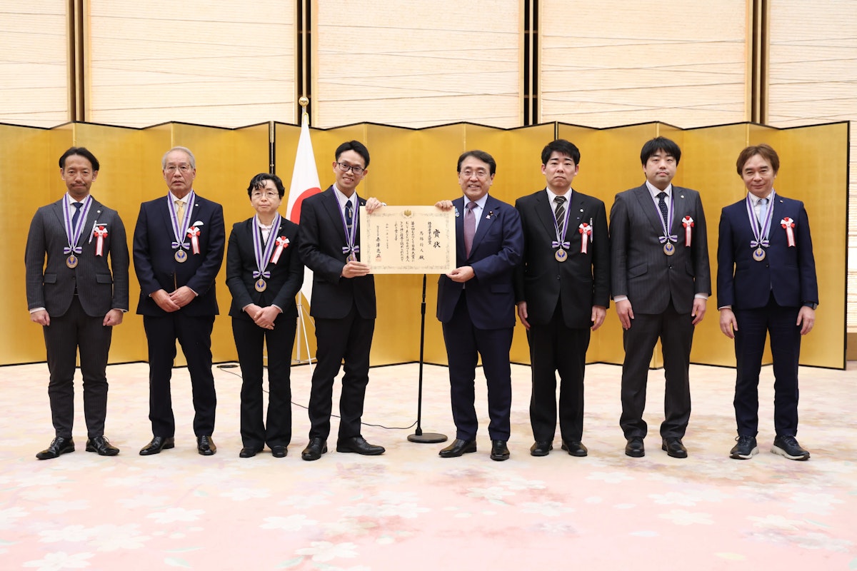 授賞式で表彰状を手に記念撮影をしているチームの画像