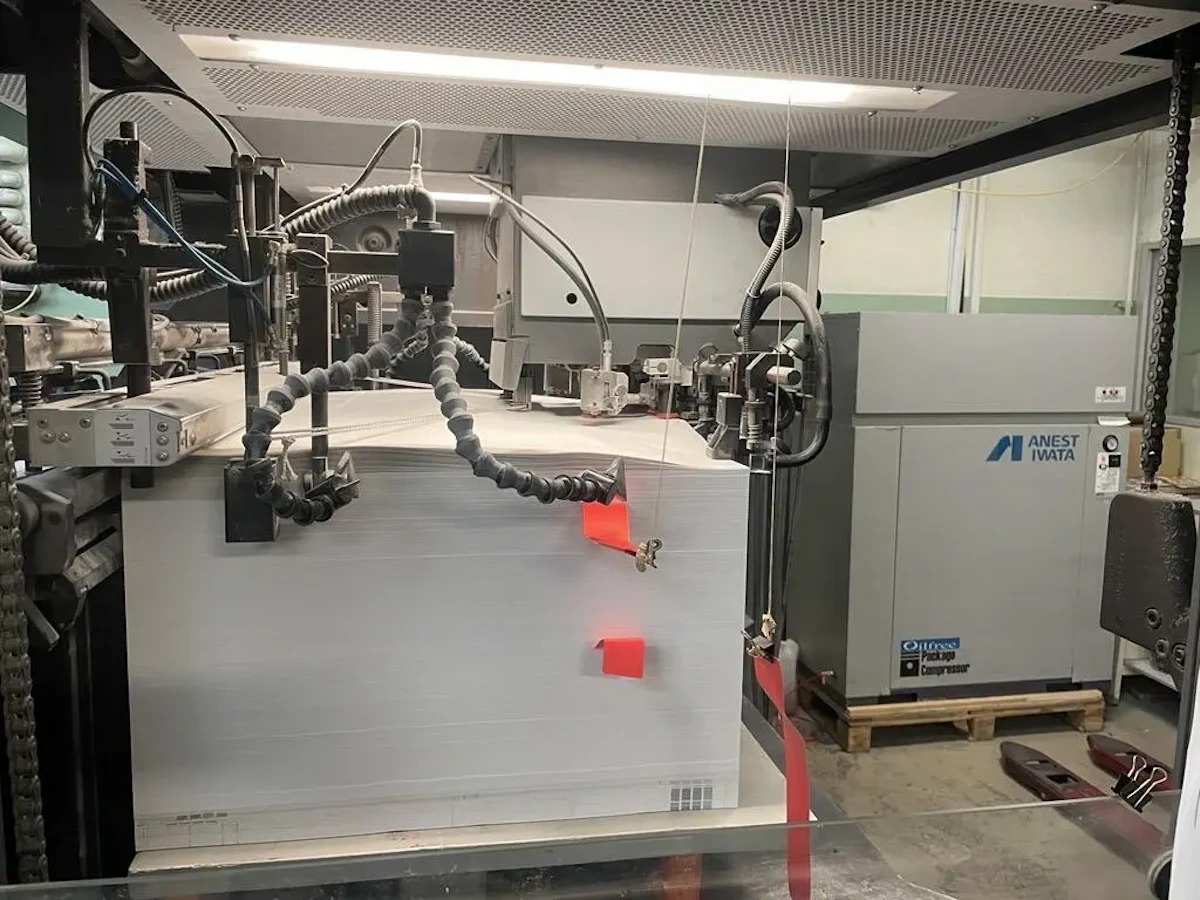 印刷機械と印刷機械にセットされた印刷用紙の写真