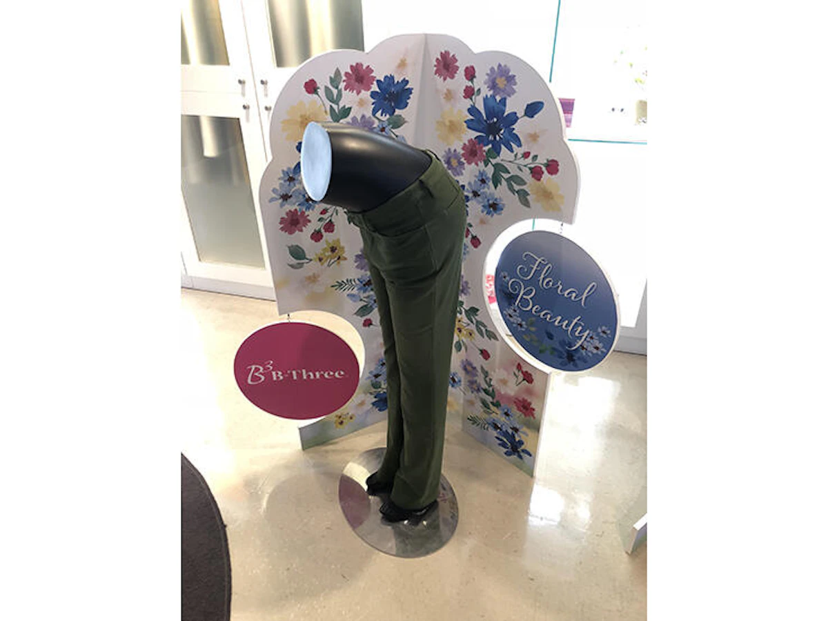 商品と合わせて販促什器が設置されている画像