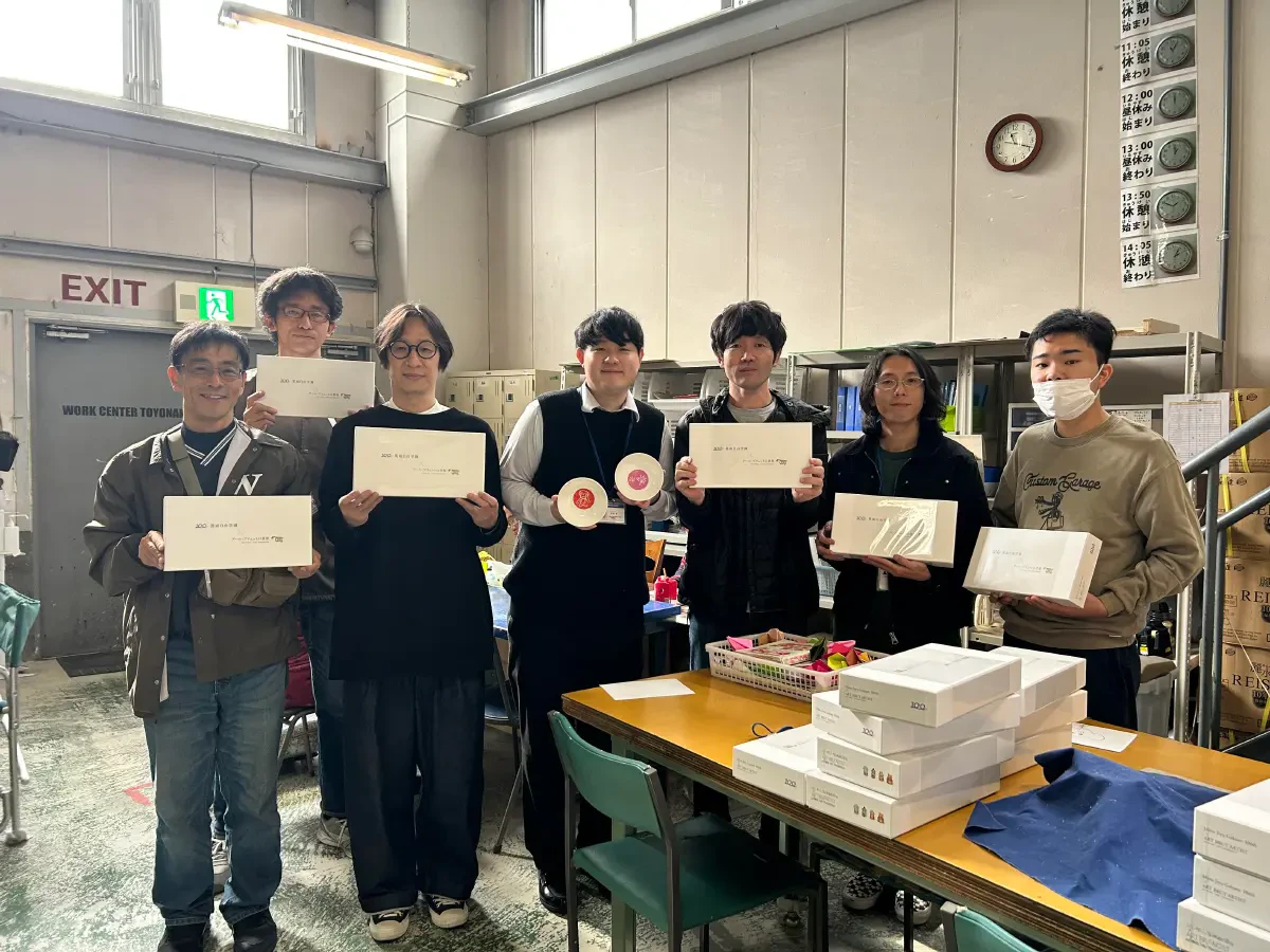 完成した記念品を手にした関係者の皆さんの記念撮影の写真