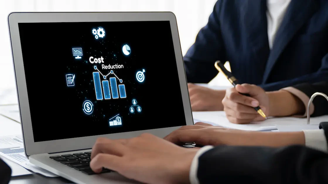 ノートパソコンでライブ配信イベントに参加しているイメージ画像