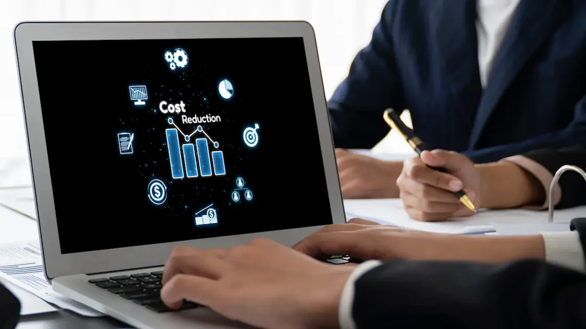 ノートパソコンでライブ配信イベントに参加しているイメージ画像