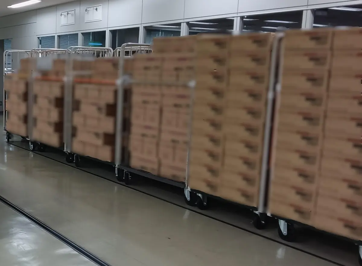 倉庫で保管されている常温食品のダンボールの写真