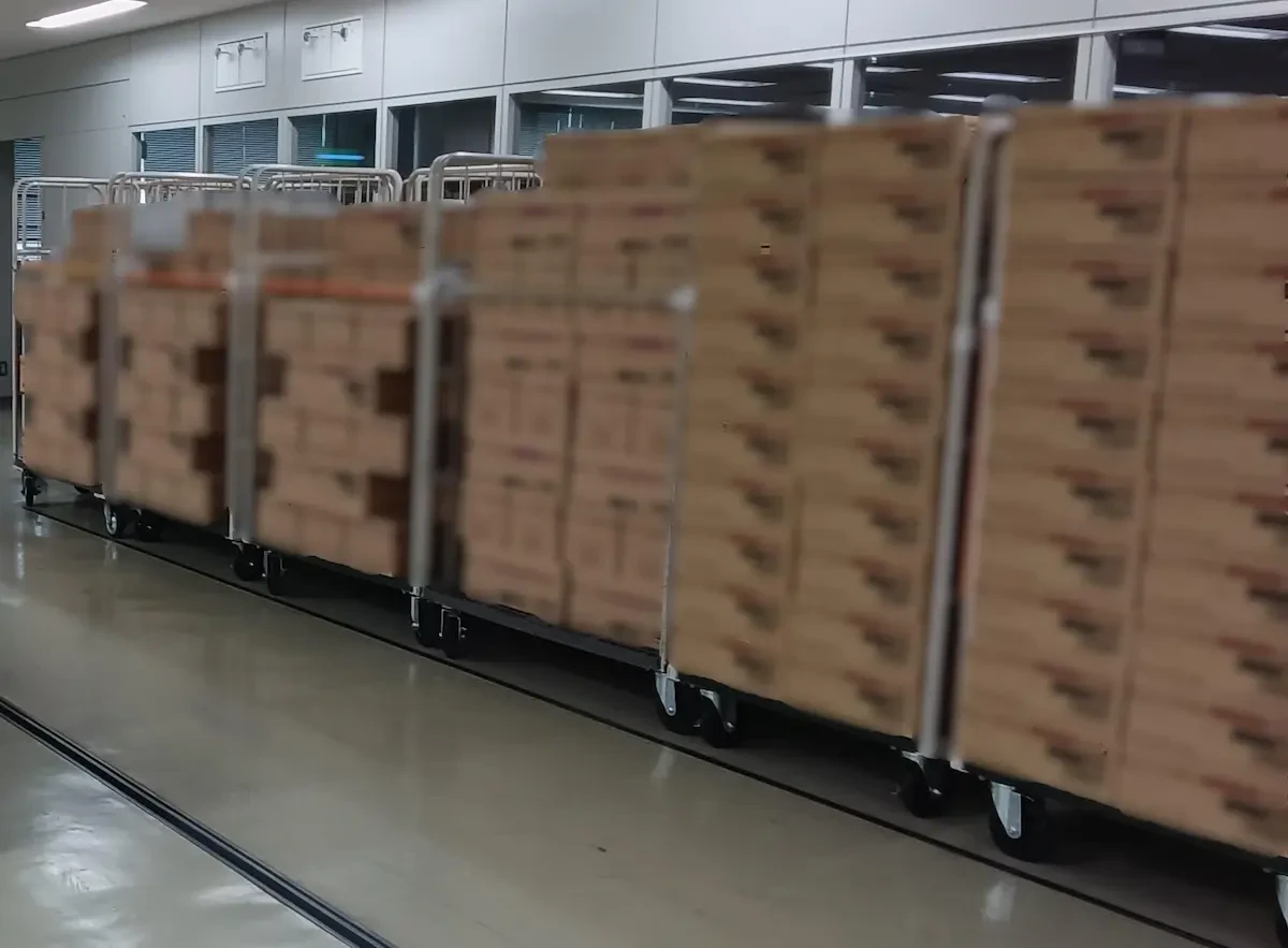 倉庫で保管されている常温食品のダンボールの写真