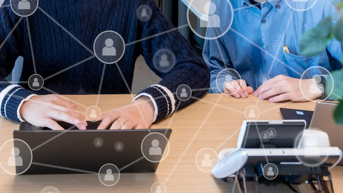 パソコン、スマートフォンでライブ配信に参加しているイメージ画像