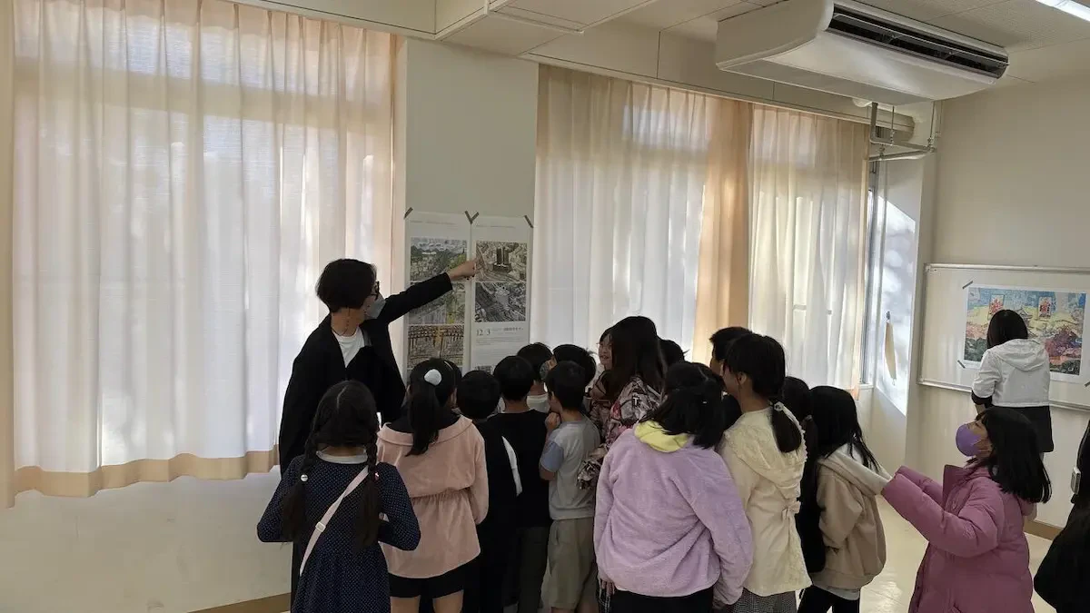 展示されている作品を学生たちにも間近で見ていただきながら、作品ひとつひとつに込められた作家の想いを紹介している様子の写真