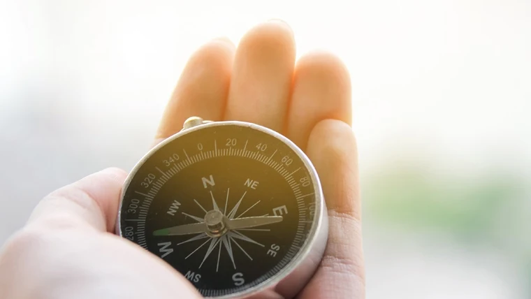 掌の中にある方位磁針